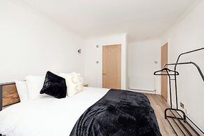 JOIVY 3BR Flat in Haymarket with Free Parking