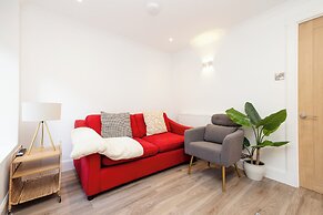 JOIVY 3BR Flat in Haymarket with Free Parking