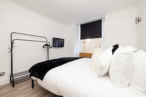 JOIVY 3BR Flat in Haymarket with Free Parking