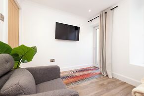 JOIVY 3BR Flat in Haymarket with Free Parking