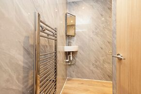 JOIVY 3BR Flat in Haymarket with Free Parking