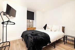 JOIVY 3BR Flat in Haymarket with Free Parking