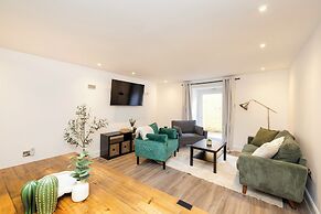 JOIVY 3BR Flat in Haymarket with Free Parking