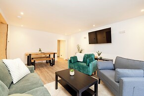 JOIVY 3BR Flat in Haymarket with Free Parking