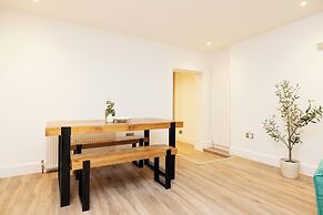 JOIVY 3BR Flat in Haymarket with Free Parking
