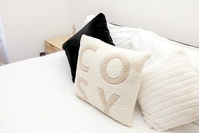 JOIVY 3BR Flat in Haymarket with Free Parking