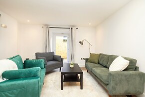 JOIVY 3BR Flat in Haymarket with Free Parking