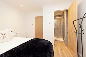 JOIVY 3BR Flat in Haymarket with Free Parking