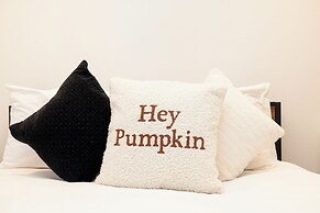 JOIVY 3BR Flat in Haymarket with Free Parking