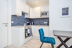 JOIVY Stylish Mews House Old Town 1-Br Apartment With Parking