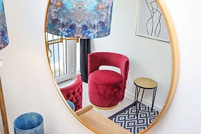 JOIVY Stylish Mews House Old Town 1-Br Apartment With Parking