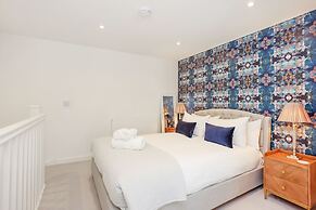 JOIVY Stylish Mews House Old Town 1-Br Apartment With Parking