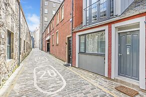 JOIVY Stylish Mews House Old Town 1-Br Apartment With Parking