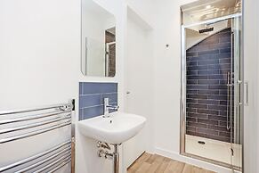 JOIVY Stylish Mews House Old Town 1-Br Apartment With Parking