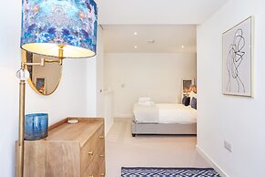 JOIVY Stylish Mews House Old Town 1-Br Apartment With Parking