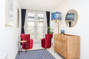 JOIVY Stylish Mews House Old Town 1-Br Apartment With Parking