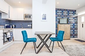 JOIVY Stylish Mews House Old Town 1-Br Apartment With Parking