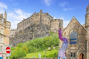 JOIVY Stylish Mews House Old Town 1-Br Apartment With Parking