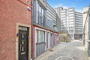 JOIVY Stylish Mews House Old Town 1-Br Apartment With Parking
