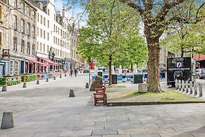 JOIVY Stylish Mews House Old Town 1-Br Apartment With Parking