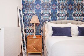 JOIVY Stylish Mews House Old Town 1-Br Apartment With Parking