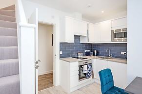 JOIVY Stylish Mews House Old Town 1-Br Apartment With Parking