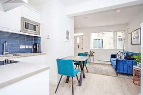 JOIVY Stylish Mews House Old Town 1-Br Apartment With Parking