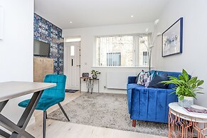 JOIVY Stylish Mews House Old Town 1-Br Apartment With Parking