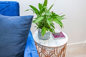 JOIVY Stylish Mews House Old Town 1-Br Apartment With Parking