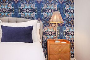 JOIVY Stylish Mews House Old Town 1-Br Apartment With Parking