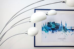 JOIVY Stylish Mews House Old Town 1-Br Apartment With Parking