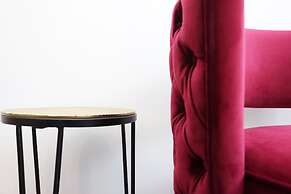 JOIVY Stylish Mews House Old Town 1-Br Apartment With Parking