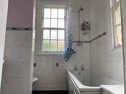 JOIVY Adorable 1 Bed Flat Near West End