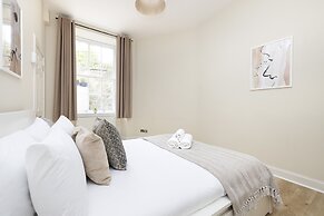 JOIVY Chic Flat Near Stockbridge Market W/ Patio