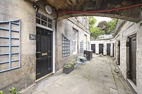 JOIVY Chic Flat Near Stockbridge Market W/ Patio