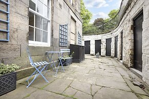 JOIVY Chic Flat Near Stockbridge Market W/ Patio
