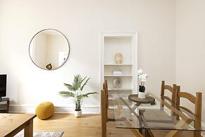 JOIVY Chic Flat Near Stockbridge Market W/ Patio