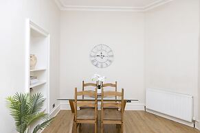 JOIVY Chic Flat Near Stockbridge Market W/ Patio