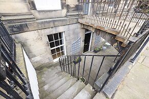 JOIVY Chic Flat Near Stockbridge Market W/ Patio