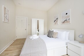 JOIVY Chic Flat Near Stockbridge Market W/ Patio