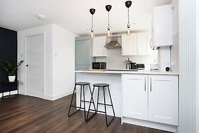 JOIVY Contemporary Royal Mile Apartment W/Balcony