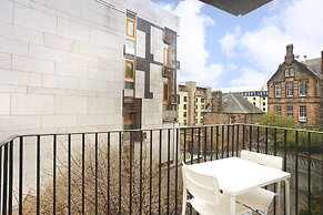 JOIVY Contemporary Royal Mile Apartment W/Balcony