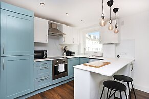 JOIVY Contemporary Royal Mile Apartment W/Balcony