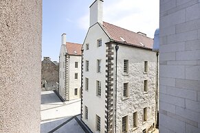 JOIVY Contemporary Royal Mile Apartment W/Balcony