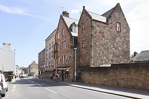 JOIVY Contemporary Royal Mile Apartment W/Balcony