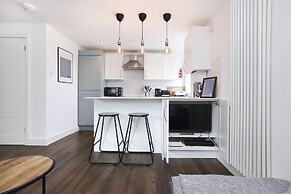 JOIVY Contemporary Royal Mile Apartment W/Balcony