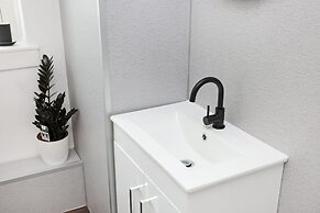 JOIVY Contemporary Royal Mile Apartment W/Balcony