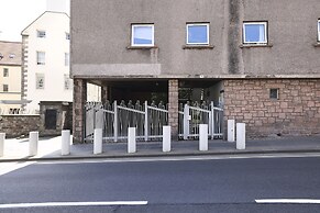 JOIVY Contemporary Royal Mile Apartment W/Balcony