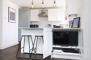 JOIVY Contemporary Royal Mile Apartment W/Balcony