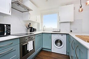 JOIVY Contemporary Royal Mile Apartment W/Balcony